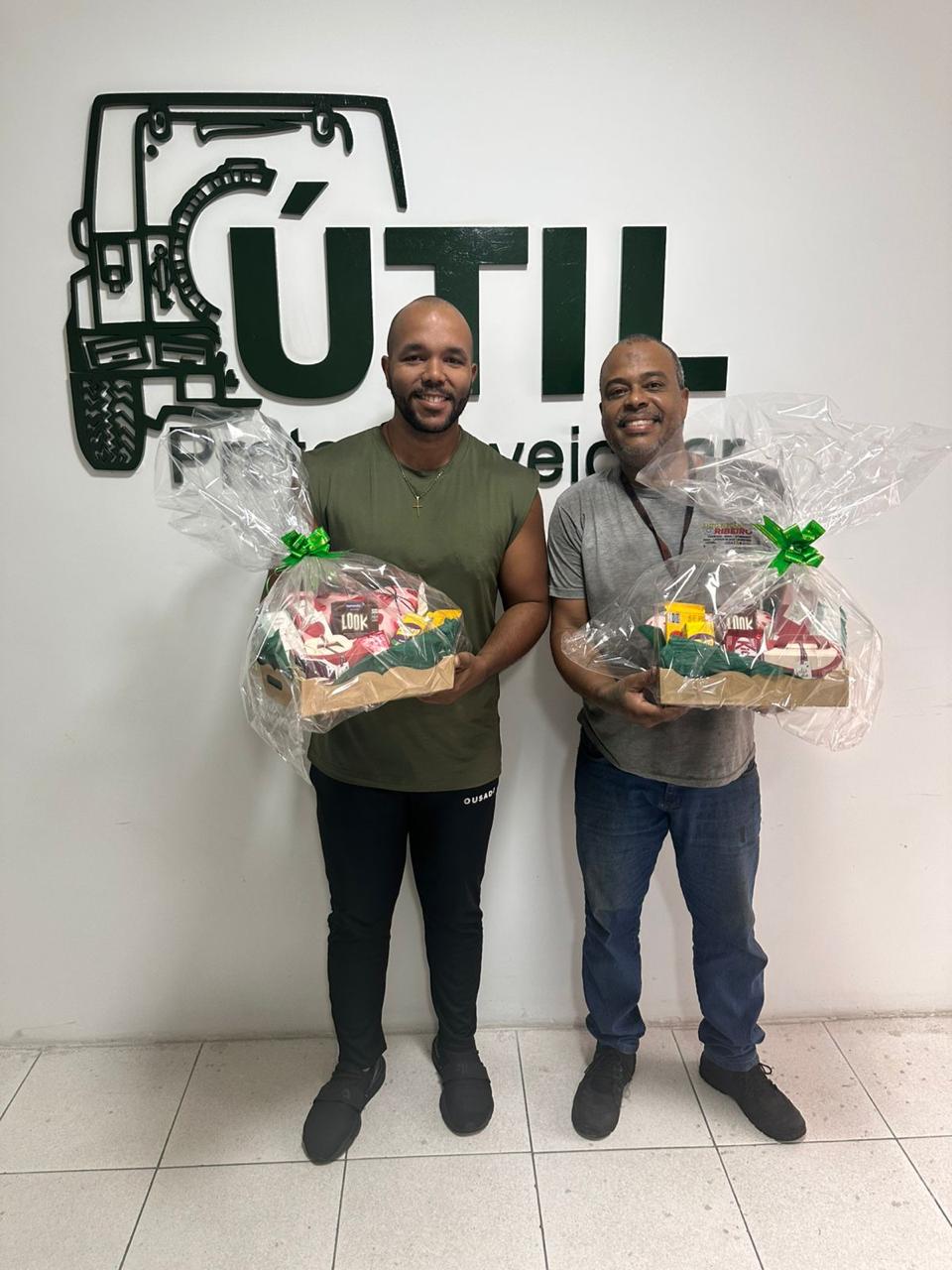 Time Util entregando premiação a associados